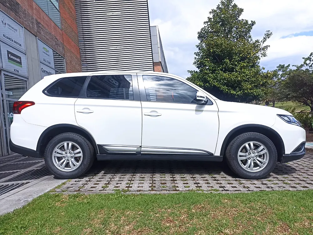 mitsubishi-outlander-kyu503-exterior-1