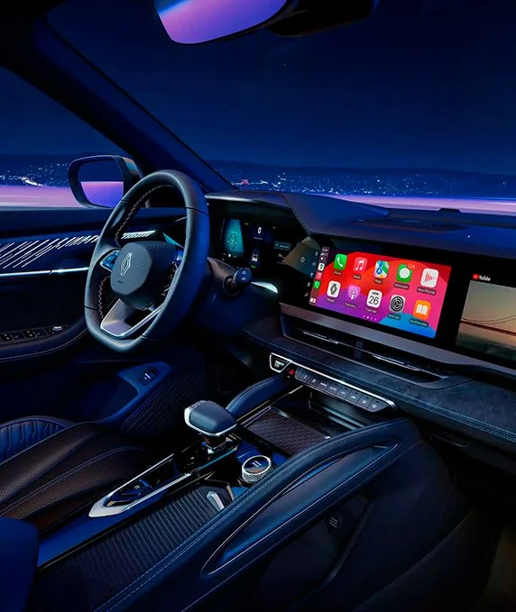 Interior del Renault Koleos con dashboard moderno y pantalla táctil