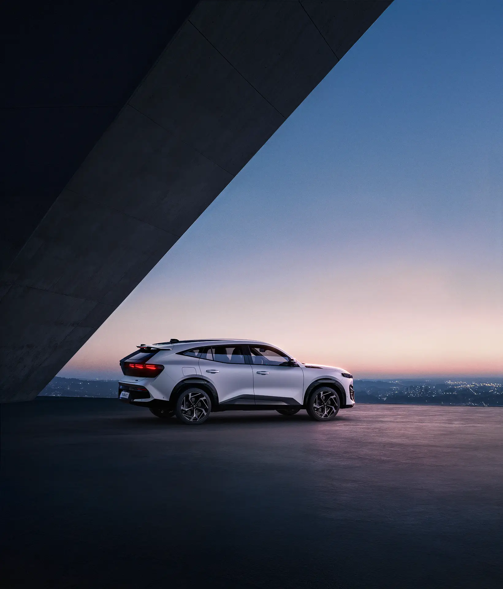 Renault Filante Full Hybrid E-Tech vista de diseño exterior con techo descendente y spoiler trasero flotante